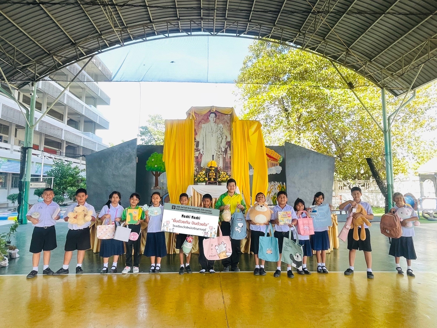 Moshi Moshi “Give Happiness” ยิ้มด้วยกันปันด้วยใจ โครงการที่มุ่งเน้นสร้างรอยยิ้มให้เพิ่มมากขึ้นในสังคม ได้ส่งมอบของใช้สำหรับการเรียนและในชีวิตประจำวันให้กับนักเรียน