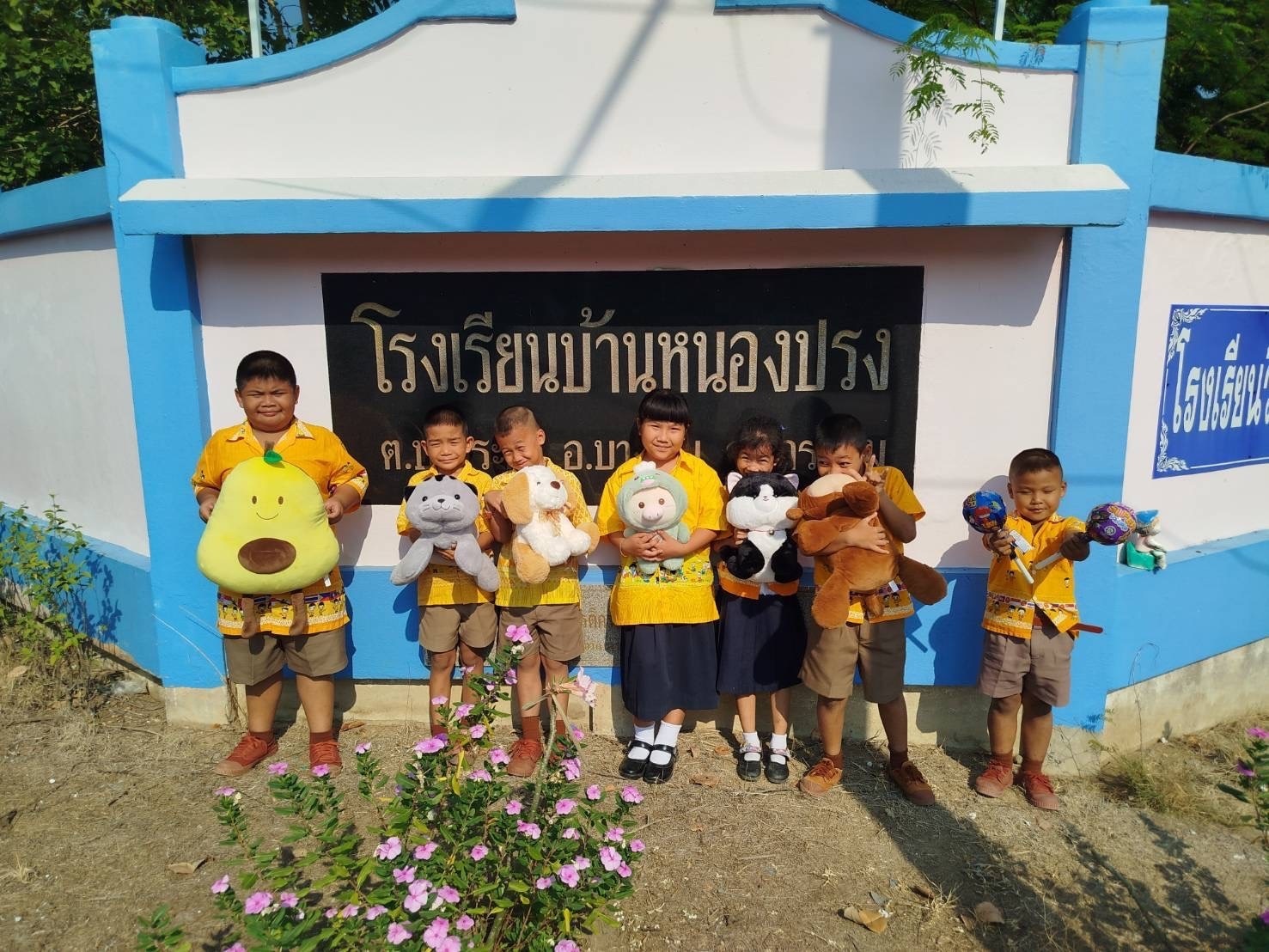 Moshi Moshi “Give Happiness” ยิ้มด้วยกันปันด้วยใจ โครงการที่มุ่งเน้นสร้างรอยยิ้มให้เพิ่มมากขึ้นในสังคม ได้ส่งมอบของใช้สำหรับการเรียนและในชีวิตประจำวันให้กับนักเรียน