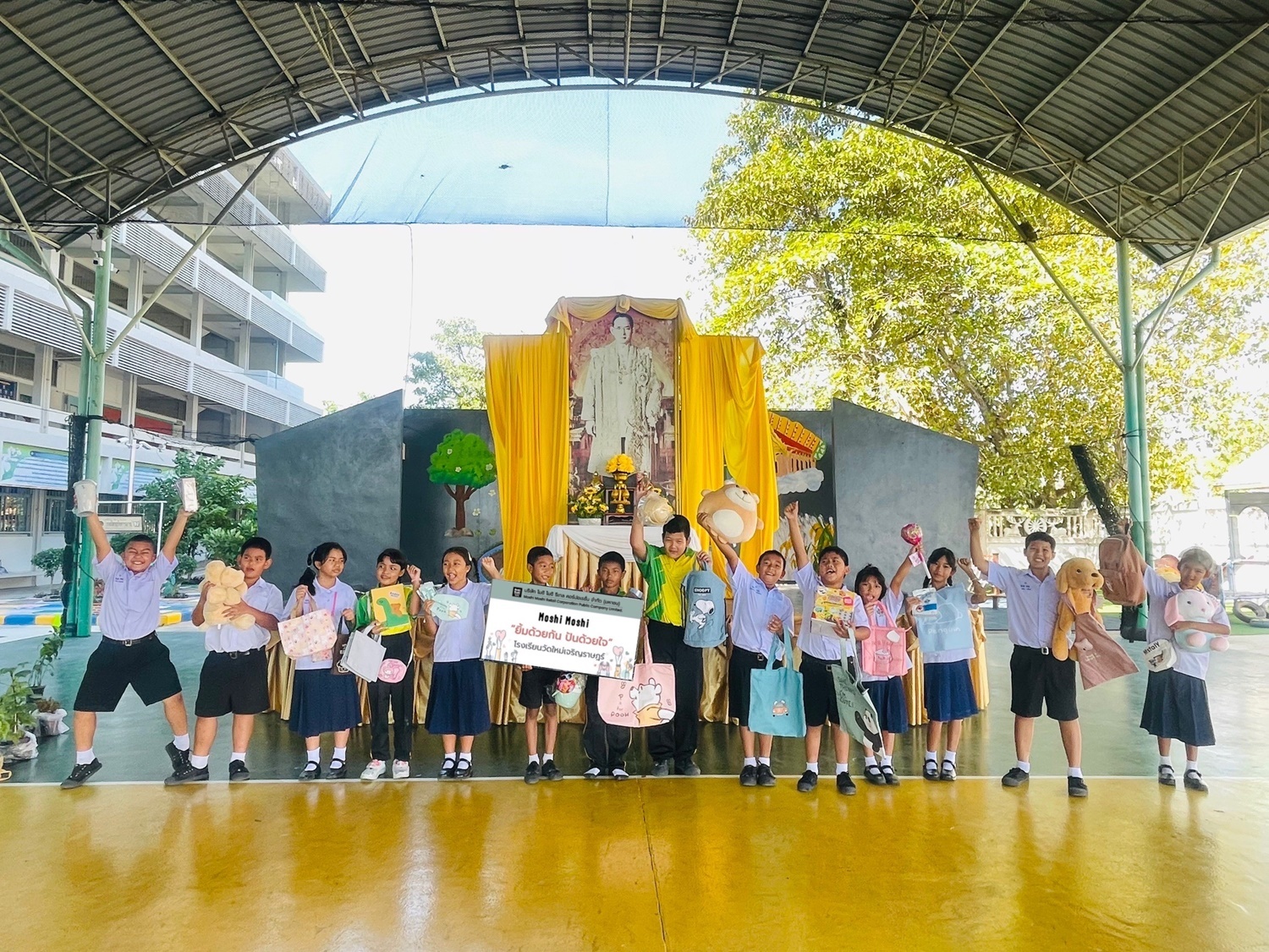 Moshi Moshi “Give Happiness” ยิ้มด้วยกันปันด้วยใจ โครงการที่มุ่งเน้นสร้างรอยยิ้มให้เพิ่มมากขึ้นในสังคม ได้ส่งมอบของใช้สำหรับการเรียนและในชีวิตประจำวันให้กับนักเรียน